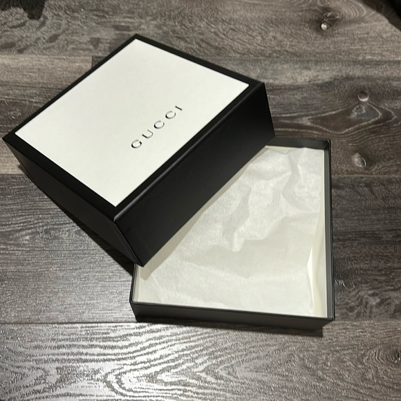 Black and white Gucci Gift Box and tissue paper - Picture 6 of 6